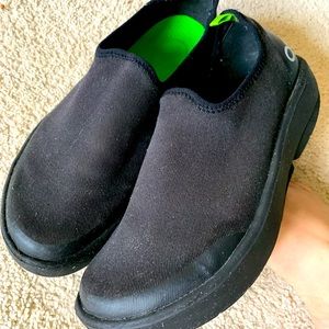 Oofos oomg eezee low slip on shoe
